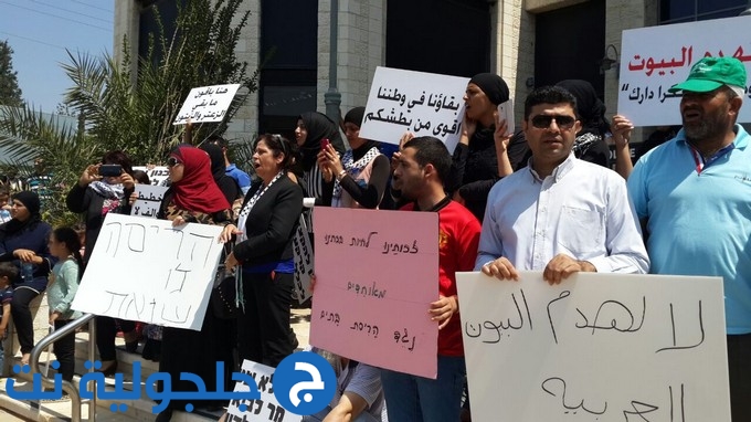 المئات يتظاهرون امام مكاتب الداخلية في الرملة احتجاجا على هدم البيوت